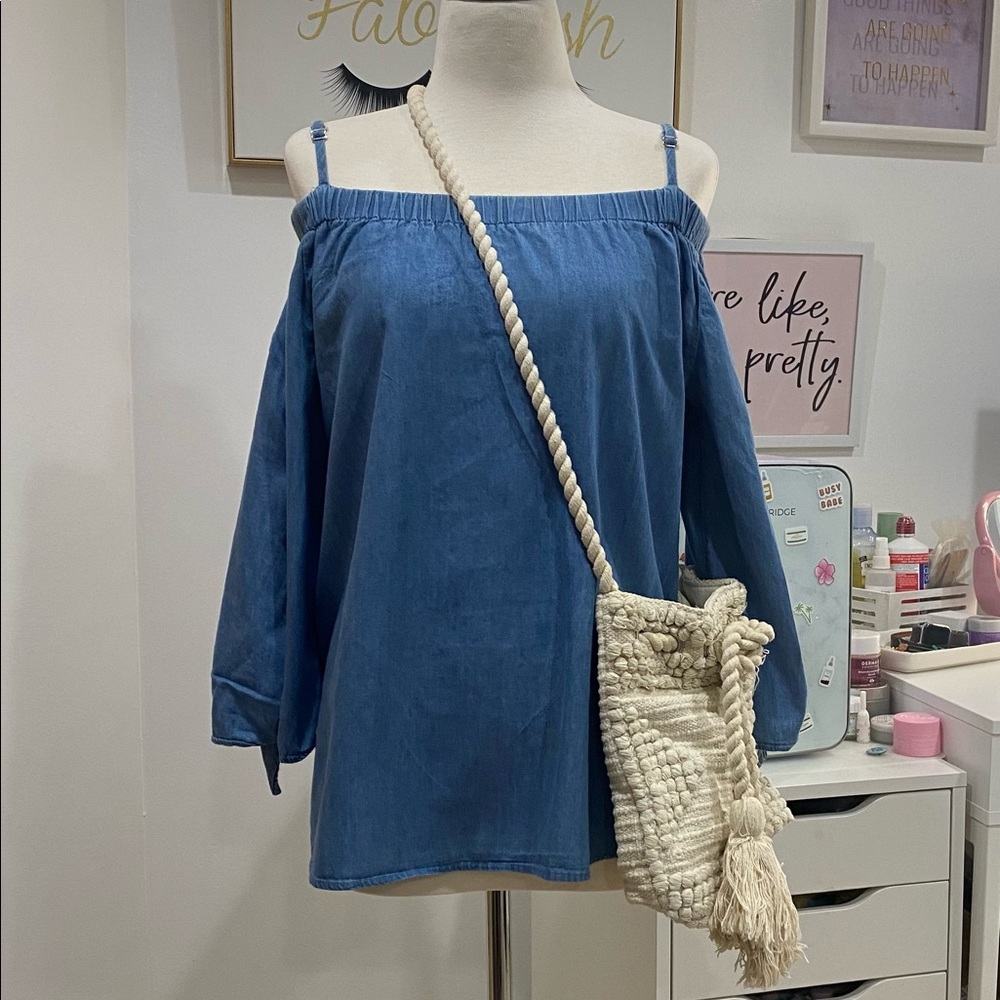 Super cute & comfy denim shoulder top comes with straps which can’t be removed